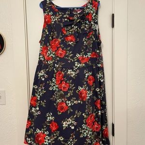 Cute floral dress. Accent bow on the collar.